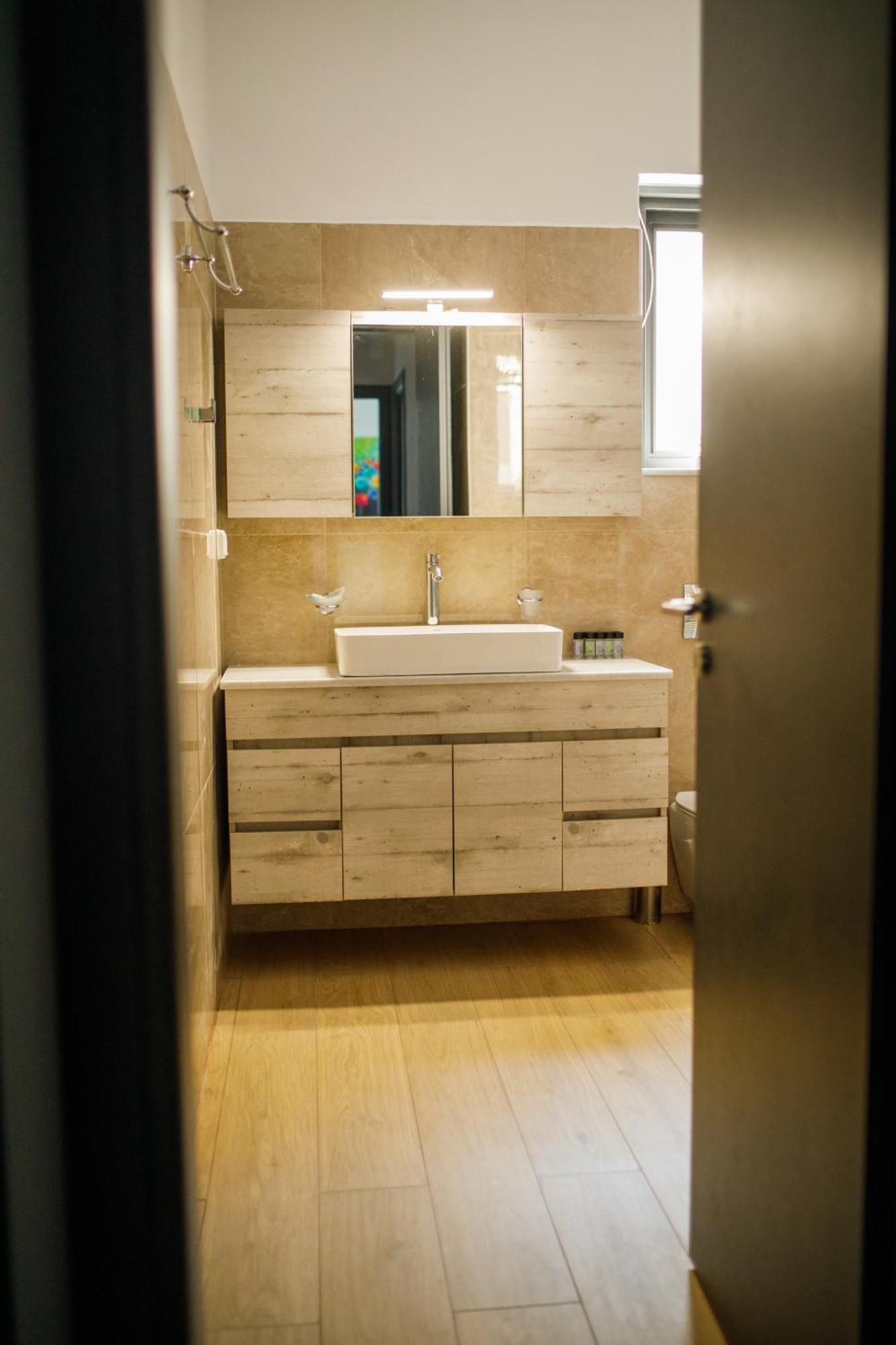 Konatsi Luxury Apartments Tiros Luaran gambar