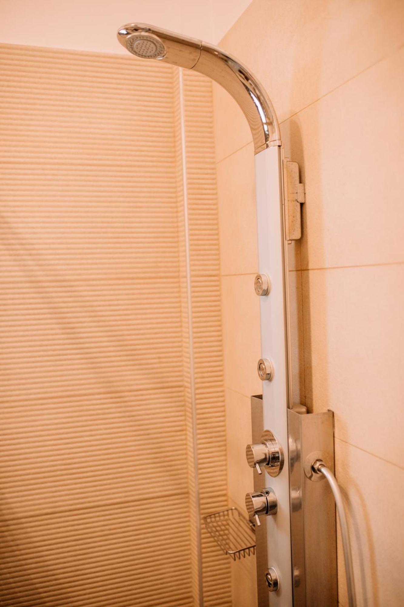 Konatsi Luxury Apartments Tiros Luaran gambar