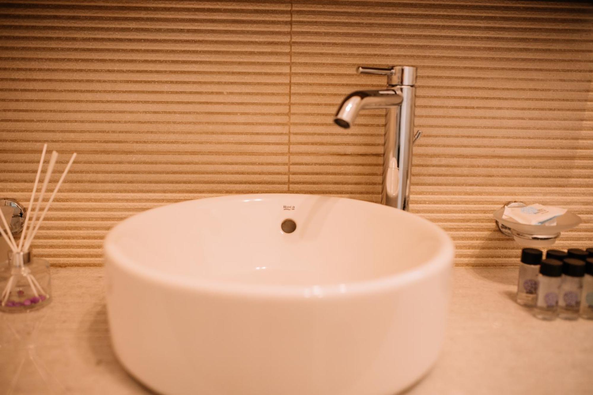 Konatsi Luxury Apartments Tiros Luaran gambar
